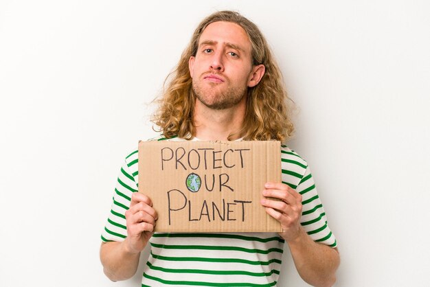 Junger kaukasischer Mann, der das Plakat "Schützen Sie Ihren Planeten" isoliert auf weißem Hintergrund hält