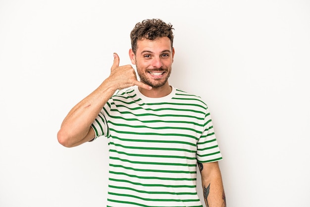 Junger kaukasischer Mann lokalisiert auf weißem Hintergrund, der eine Handyanrufgeste mit den Fingern zeigt.