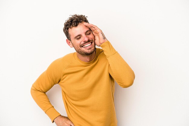 Junger kaukasischer Mann lokalisiert auf weißem Hintergrund freudiges Lachen viel. Glück-Konzept.