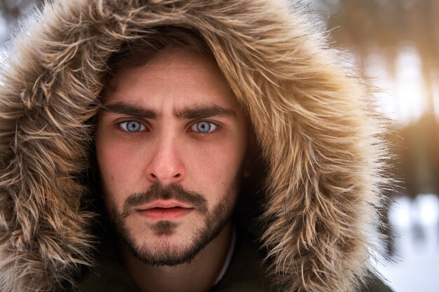 Junger kaukasischer Mann. Winter