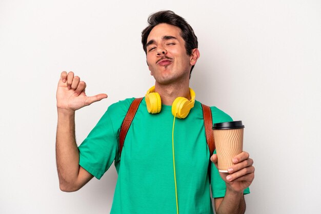 Junger kaukasischer Student, der Kaffee trinkt, isoliert auf weißem Hintergrund, fühlt sich stolz und selbstbewusst, Beispiel folgt.