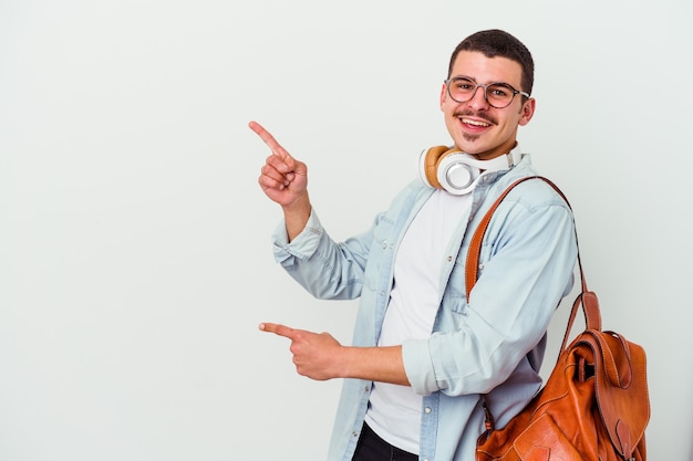 Junger kaukasischer Studentenmann, der Musik lokalisiert hört