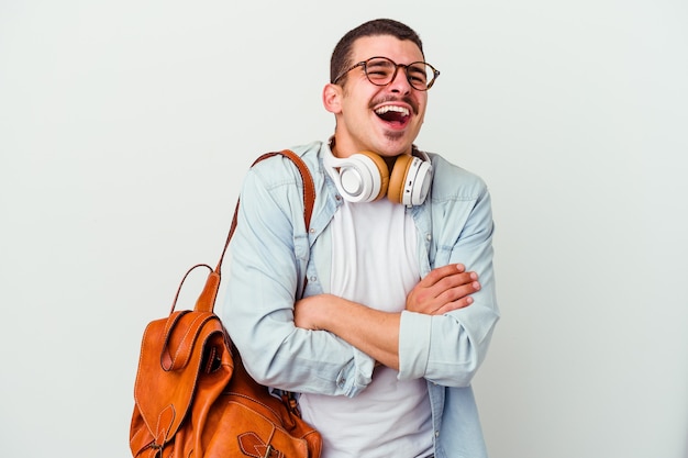 Junger kaukasischer Studentenmann, der Musik lokalisiert hört