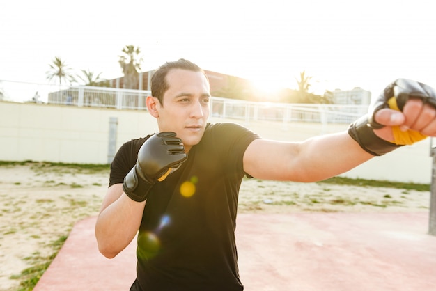 Junger konzentrierter starker Sportmannboxer