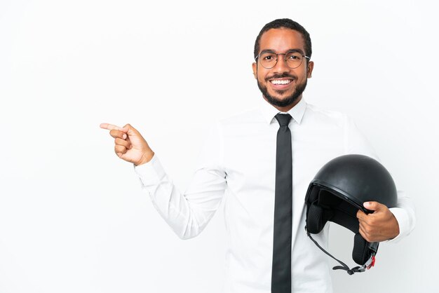 Junger lateinamerikanischer Geschäftsmann mit Motorradhelm isoliert auf weißem Hintergrund, der mit dem Finger zur Seite zeigt