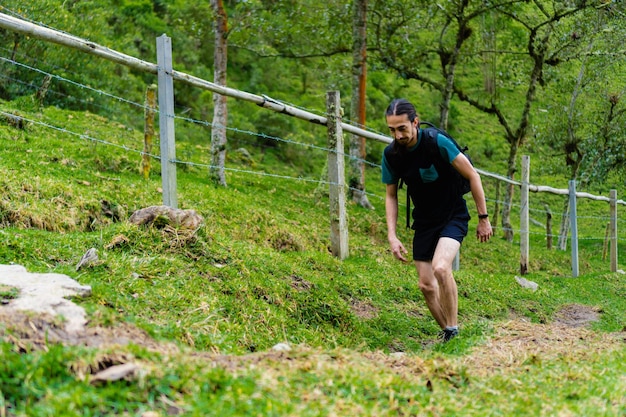 Junger lateinischer Mann auf einer Wanderung auf einem Pfad im tropischen Wald