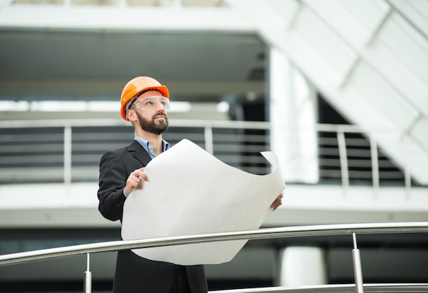 Junger männlicher Architekt im modernen Büro.