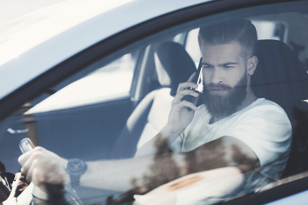 Junger männlicher Fahrer im modernen Luxusauto