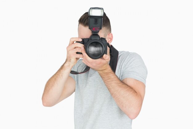 Junger männlicher Fotograf mit Fotoapparat