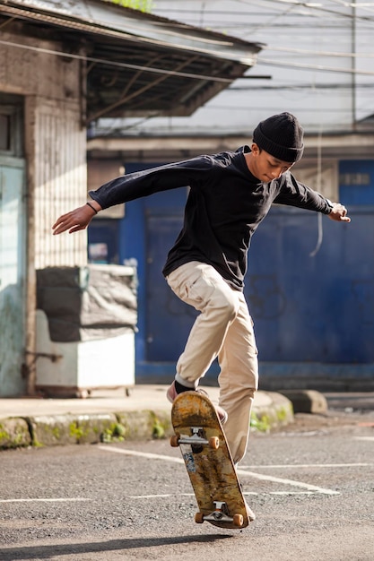 Junger männlicher Skateboarder macht Sprungtrick