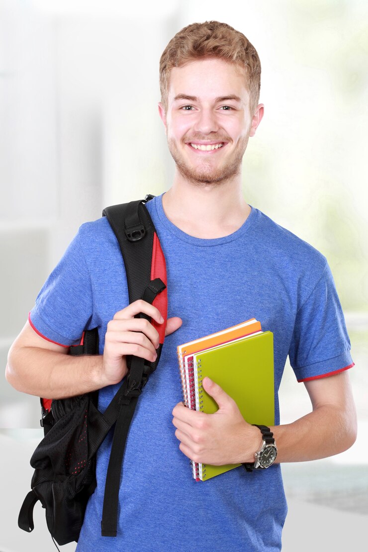 Foto junger männlicher student mit büchern
