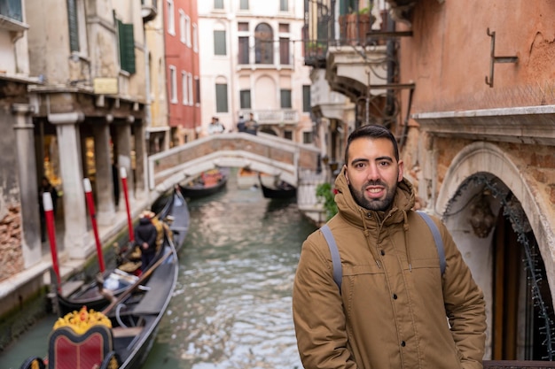 Foto junger männlicher tourist besucht die kanäle von venedig