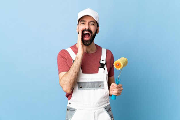 Foto junger malermann über isolierter wand