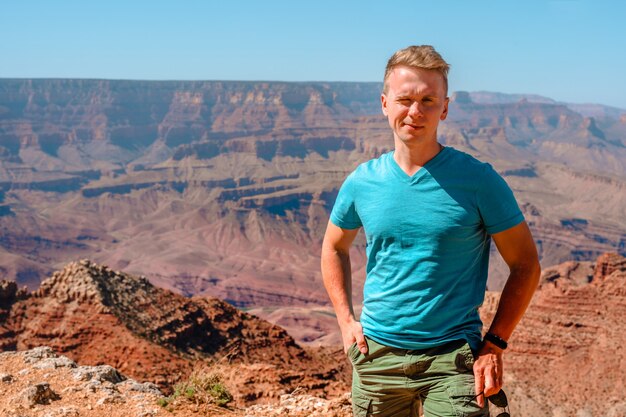 junger Mann am Grand Canyon in Arizona USA