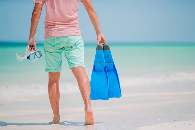 Junger Mann am Strand, der Spaß hat