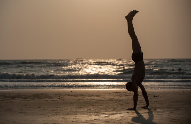 Junger Mann am Strand