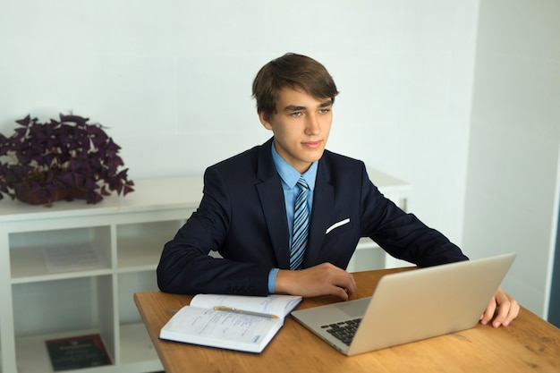 junger Mann am Tisch im Büro