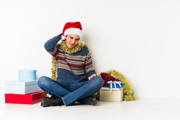 Junger Mann am Weihnachtstag lustig und freundlich, Zunge heraus haftend.