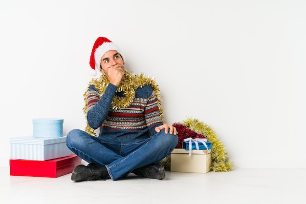 Junger Mann am Weihnachtstag regte das Zeigen mit den Zeigefingern weg auf.