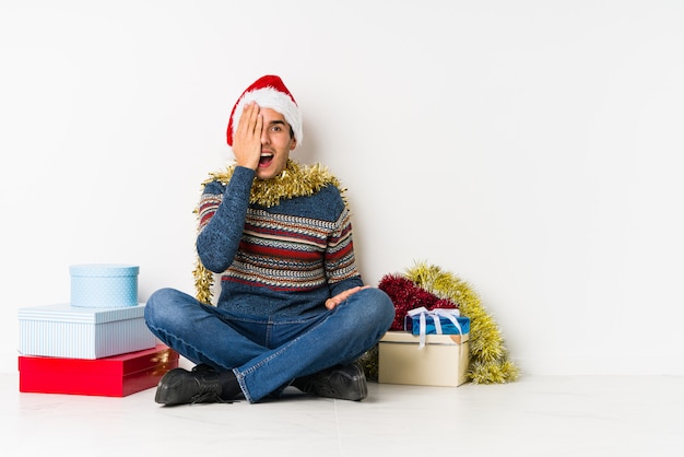 Junger Mann am Weihnachtstag träumend vom Erreichen von Zielen und von Zwecken