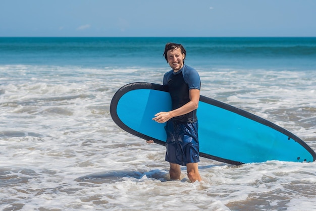 Junger Mann, Anfänger Surfer lernt das Surfen auf einem Meeresschaum auf der Insel Bali