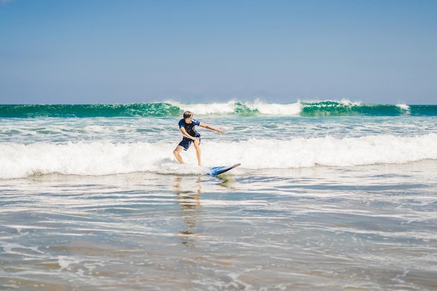 Junger Mann, Anfänger Surfer lernt das Surfen auf einem Meeresschaum auf der Insel Bali