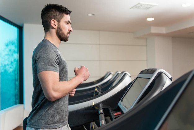 Junger Mann auf dem Laufband