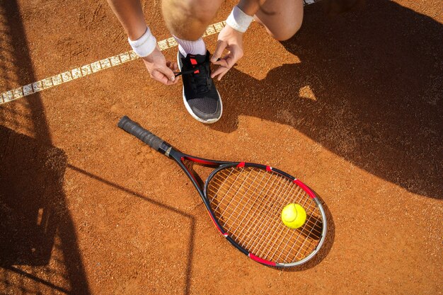 Junger Mann auf dem Tennisplatz