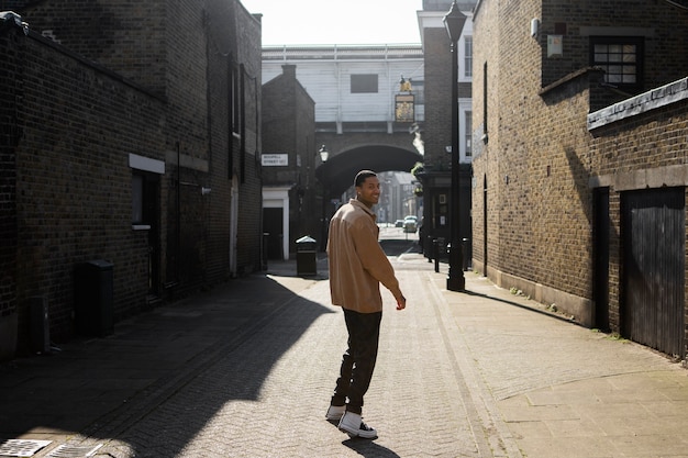 Foto junger mann auf londoner straßen