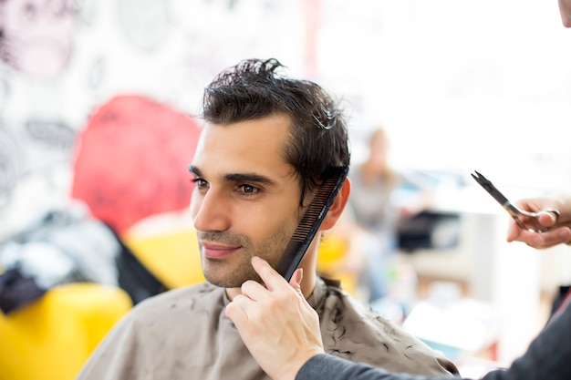 Junger Mann beim Friseur