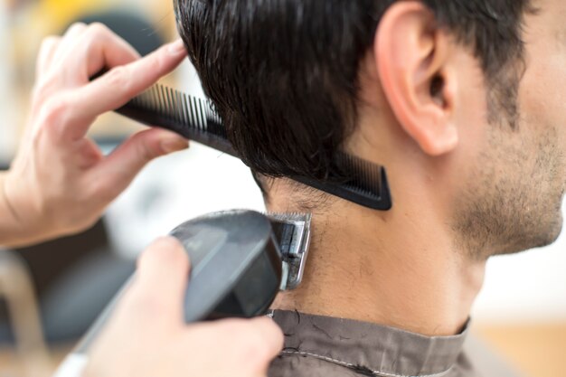 Junger Mann beim Friseur