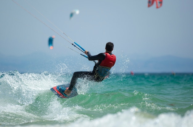 junger Mann beim Kitesurfen