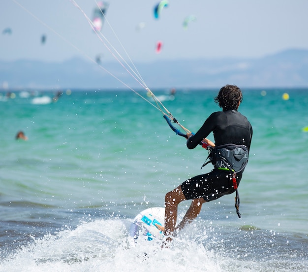 junger Mann beim Kitesurfen