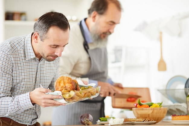 Junger Mann bereitet Truthahn zum Abendessen vor