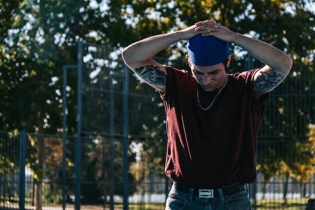 Junger Mann Breakdance am Basketballplatz