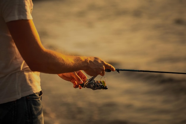 Junger Mann, der auf See fischt