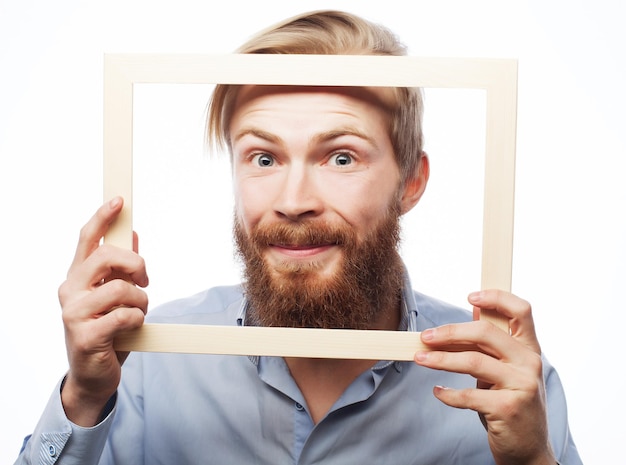 Foto junger mann, der bilderrahmen hält