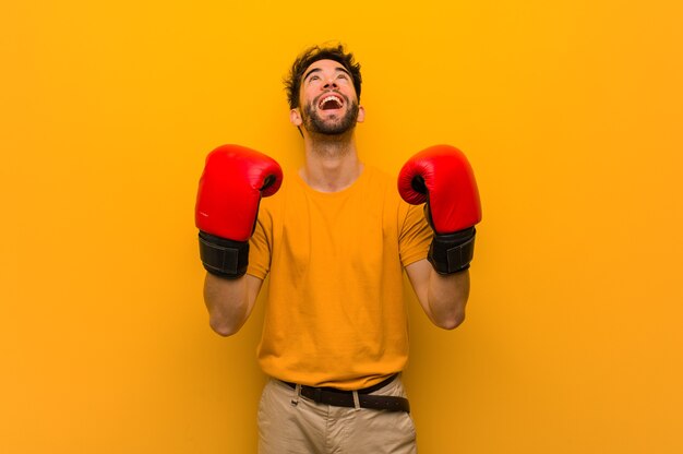 Junger Mann, der Boxhandschuhe trägt