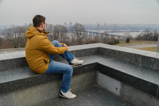 Junger Mann, der das Stadtbild betrachtet