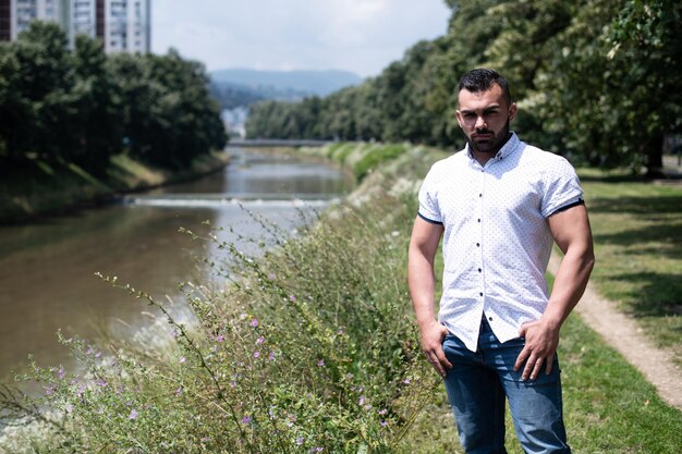 Junger Mann, der draußen im Park steht