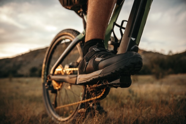 Junger Mann, der ein Mountainbike fährt