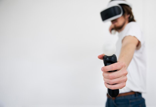 Foto junger mann, der ein virtual-reality-spiel spielt