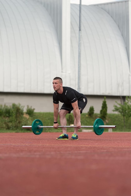 Junger Mann, der eine Dead-Lift-Übung im Freien macht