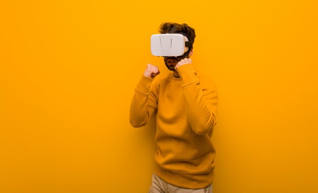 Junger Mann, der eine Virtual-Reality-Brille trägt