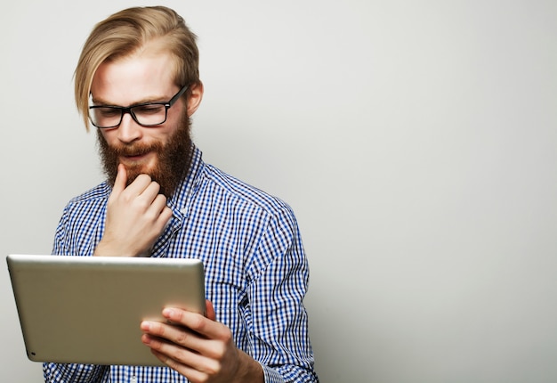 Junger Mann, der einen Tablet-Computer verwendet