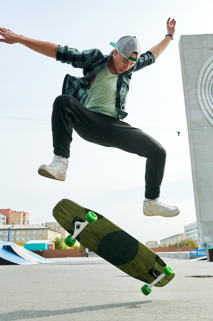 Junger Mann, der Eislaufstunts tut