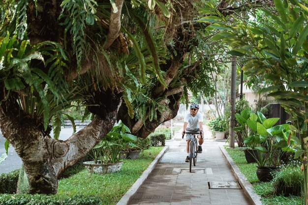 Junger Mann, der Fahrradhelme beim Fahrradfahren trägt