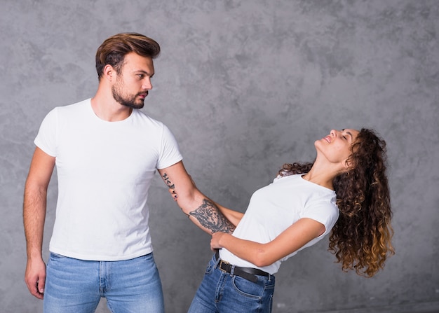 Foto junger mann, der frau mit der hand hält