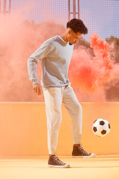 Foto junger mann, der fußball spielt