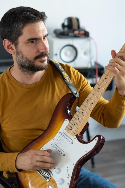 Junger Mann, der Gitarre spielt